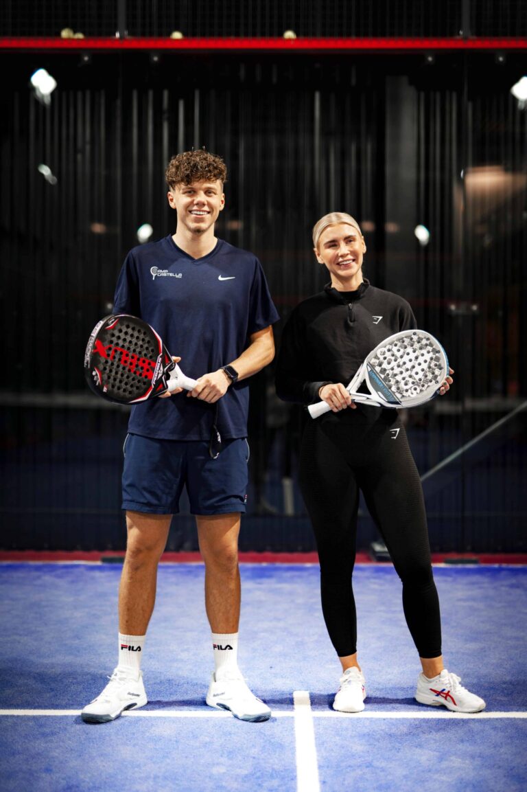 två padelspelare